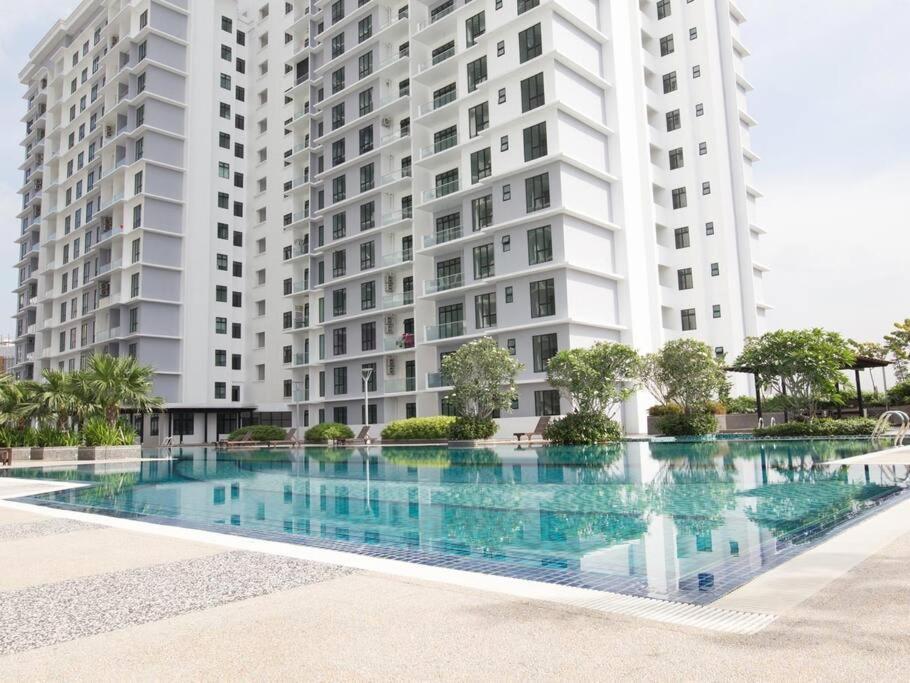 A2603 The Platino Netflix Paradigm Mall By Johor Bahru