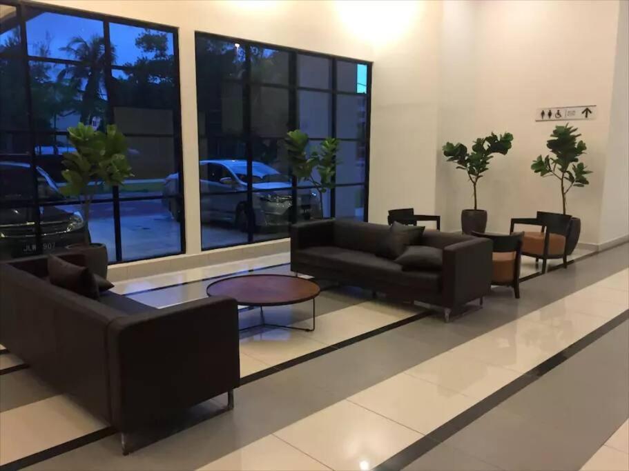 A2603 The Platino Netflix Paradigm Mall By Apartment