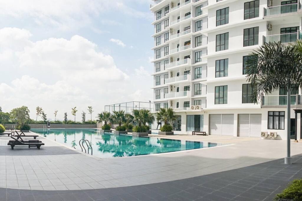 A2603 The Platino Netflix Paradigm Mall By Apartment *
